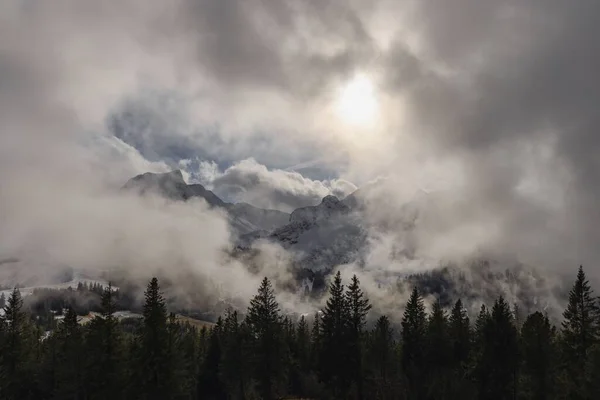 Ambiente Dramático Das Nuvens Brancas Sobre Montanha Gantrisch Nos Alpes — Fotografia de Stock