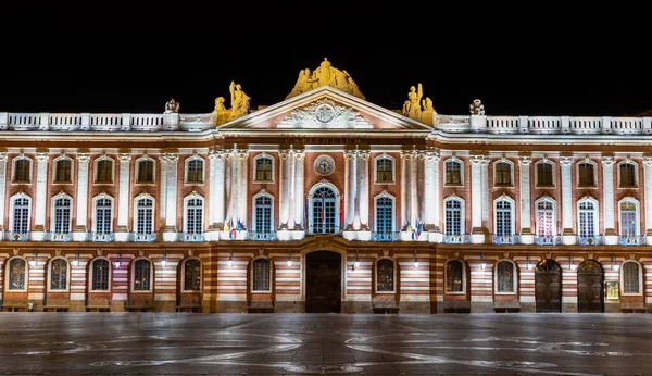フランスのトゥールーズにある歴史的建造物 Place Capitole の美しい夜景 — ストック写真