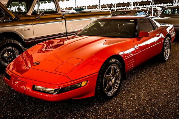 在亚利桑那州斯科茨代尔市的巴雷特 杰克逊拍卖行 一辆豪华老式红色汽车正在展出 — 图库照片