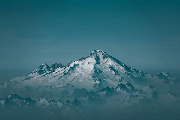 Mavi Gökyüzüne Karşı Karlı Tepelerin Manzaralı Bir Görüntüsü — Stok fotoğraf