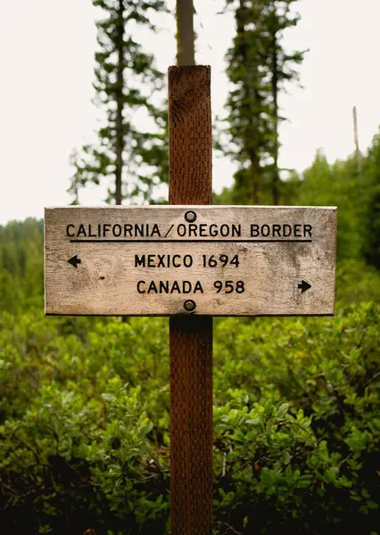 Colpo Verticale Del Cartello Confine California Oregon Che Mostra Distanza — Foto Stock