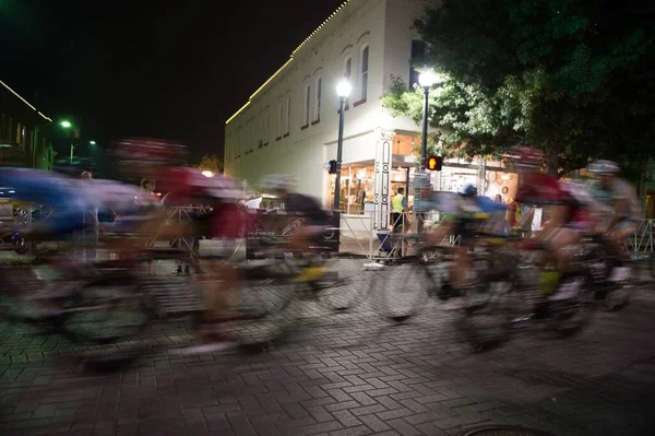 Lång Exponering Cyklister Som Kör Genom Mckinney Usa Bike Bricks — Stockfoto