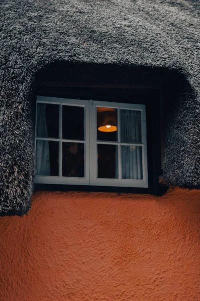 Küçük Bir Pencereden Görülen Oturma Odası Lambasının Dikey Yansıması — Stok fotoğraf