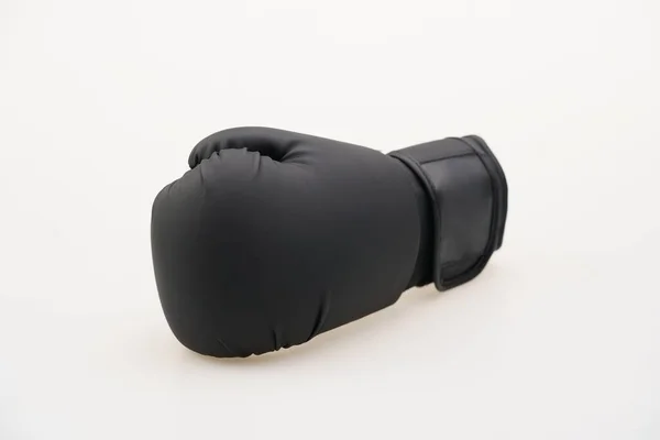 白い背景に隔離された黒のボクシンググローブ — ストック写真