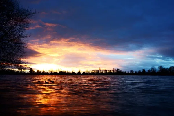 Ζωηρά Χρώματα Ενός Μαγικού Ηλιοβασιλέματος Που Απλώνεται Μια Λίμνη Περιτριγυρισμένη — Φωτογραφία Αρχείου