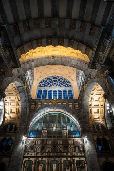 Вертикальный Низкоугольный Снимок Потолка Железнодорожного Вокзала Антверпен Централь Изнутри Бельгии — стоковое фото