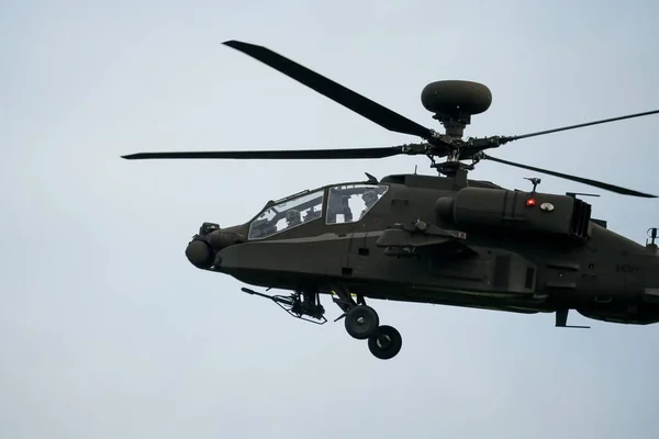 Ένα Σκούρο Γκρι Στρατιωτικό Ελικόπτερο Κατά Την Πτήση Κατά Διάρκεια — Φωτογραφία Αρχείου