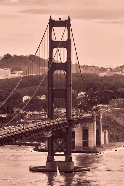 San Francisco Daki Golden Gate Köprüsünün Dikey Görüntüsü — Stok fotoğraf