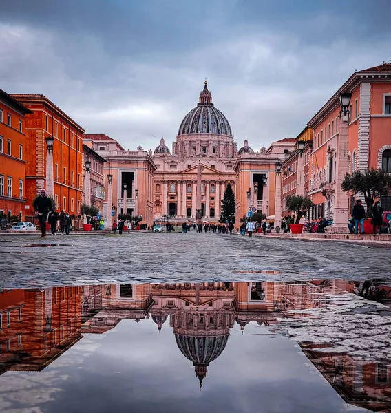 Roma Talya Bulutlu Bir Günde Aziz Peter Bazilikası Nın Göletinde — Stok fotoğraf