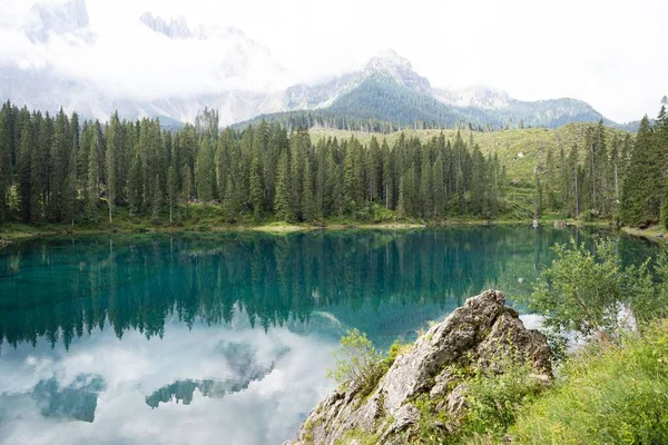 Μια Όμορφη Θέα Μιας Λίμνης Δολομίτες Στο Παρασκήνιο Στην Ιταλία — Φωτογραφία Αρχείου