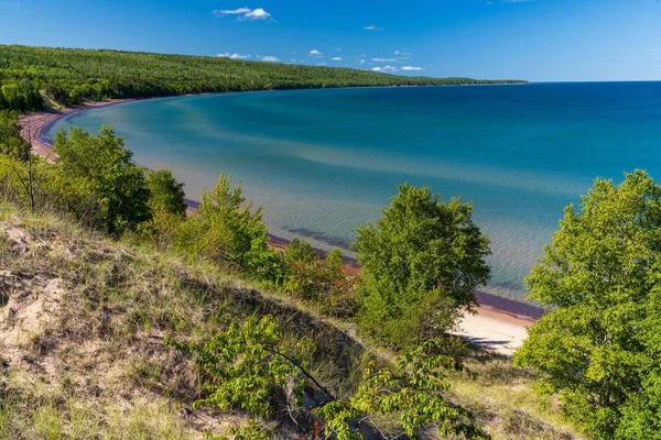 ミシガン州キーウィーン半島の緑に覆われた優れた湖の大砂湾の高い角度 — ストック写真