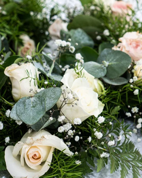 Ένα Κάθετο Κοντινό Ένα Όμορφο Μπουκέτο Λουλουδιών Λευκά Τριαντάφυλλα Και — Φωτογραφία Αρχείου