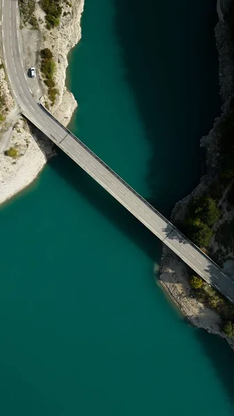 Αεροφωτογραφία Μιας Γέφυρας Πάνω Από Μια Πράσινη Καθαρή Λίμνη Μια — Φωτογραφία Αρχείου