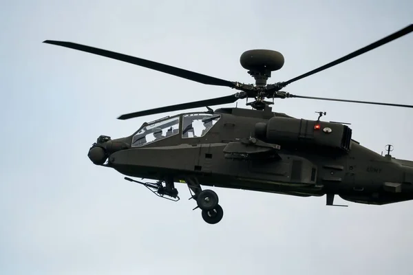 昼間に飛行中の暗い灰色の軍隊の攻撃ヘリコプター — ストック写真