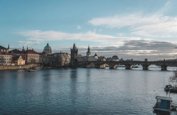 捷克布拉格一座中世纪建筑的查尔斯桥的风景画 — 图库照片