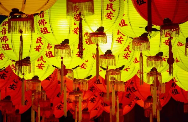 Primo Piano Lanterne Rosse Gialle Illuminate Tempio Cinese — Foto Stock