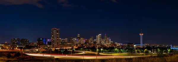 Una Vista Panorámica Del Hermoso Horizonte Del Centro Denver Iluminado —  Fotos de Stock