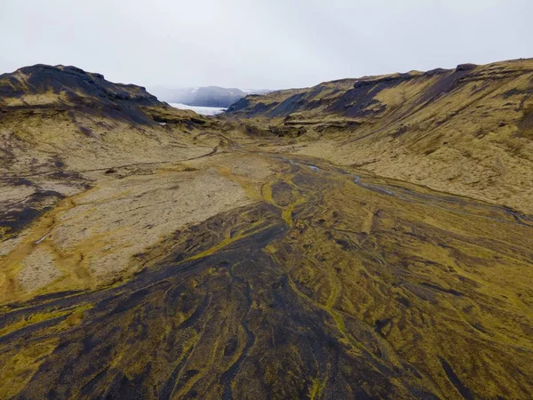 アイスランドの河川敷や道路のある渓谷への景色 — ストック写真