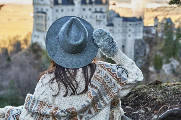Almanya Daki Neuschwanstein Şatosuna Tepeden Hayranlık Duyan Gri Şapkalı Bir — Stok fotoğraf