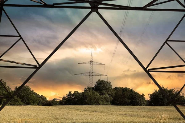 ドイツ ホーエンローエの畑のパワーパイロン — ストック写真