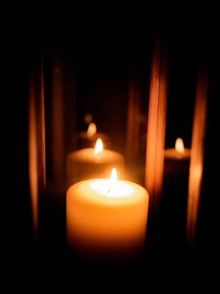 Eine Brennende Kerze Reflektiert Und Wiederholt Sich Auf Dunklen Miroors — Stockfoto