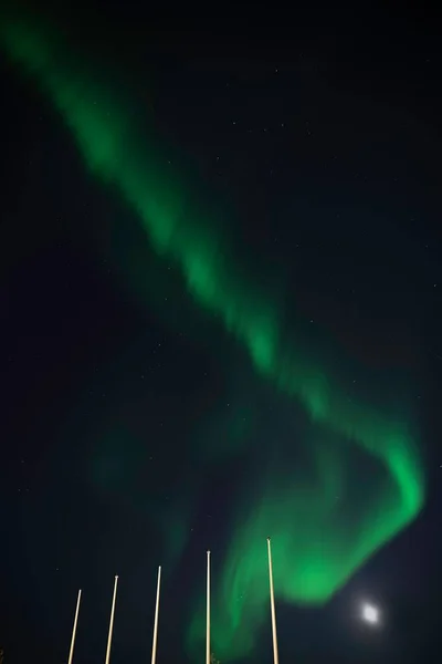 Alacsony Szögű Függőleges Felvétel Északi Fényekről Csillagos Éjszakai Égbolton — Stock Fotó