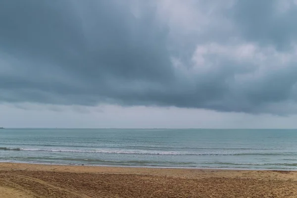 Eine Schöne Aufnahme Von Wellen Die Das Ufer Anspülen — Stockfoto