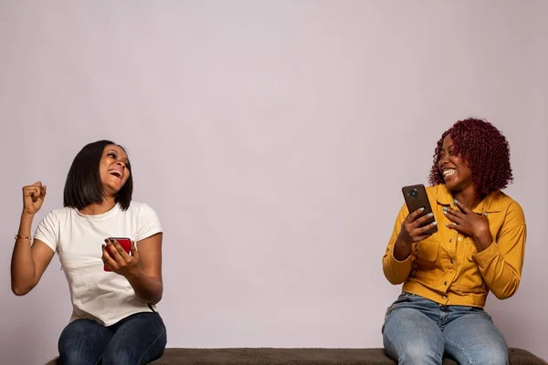 Happy Black Girls Checking Phones Feeling Excited — Stock Photo, Image