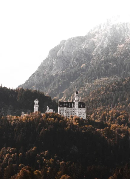 Castello Neuschwanstein Con Colori Autunnali Con Montagna Sullo Sfondo — Foto Stock