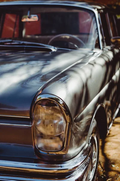 Вертикальний Знімок Фари Класичного Старого Автомобіля Mercedes Benz Сірому — стокове фото