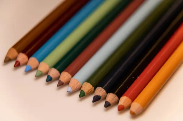 이것은 Prismacolor 연필의 사진입니다 대각선으로 오른쪽 상단에서 내려와 아래로 모서리를 — 스톡 사진