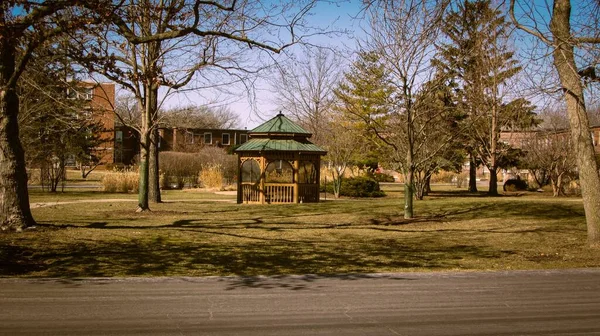 Een Prachtige Houten Prieel Een Park Onder Blauwe Lucht — Stockfoto