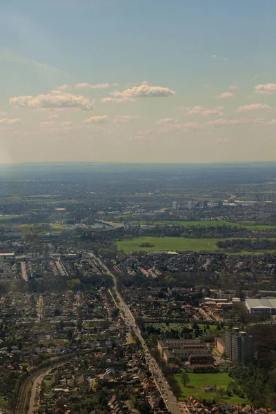 在英国 白天从飞机上俯瞰绿色田野 建筑物和道路的垂直航拍 — 图库照片