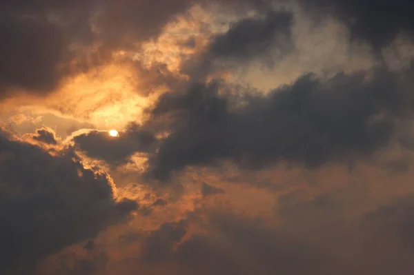 Dramatyczne Niebo Promieniami Słońca Ciemnymi Chmurami Przed Zachodem Słońca — Zdjęcie stockowe