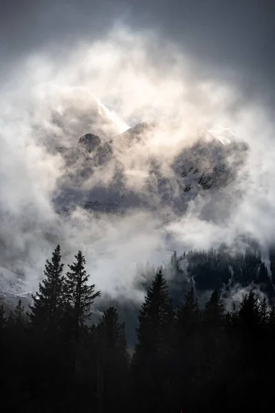 Dramático Ambiente Nubes Blancas Sobre Montaña Gantrisch Los Alpes Suizos — Foto de Stock