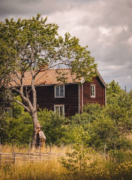 Vertikale Aufnahme Eines Holzhauses Einer Herbstlichen Landschaft Schweden — Stockfoto