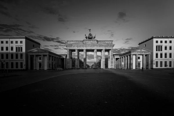 ベルリンのブランデンブルク門の美しいグレースケールの景色 — ストック写真