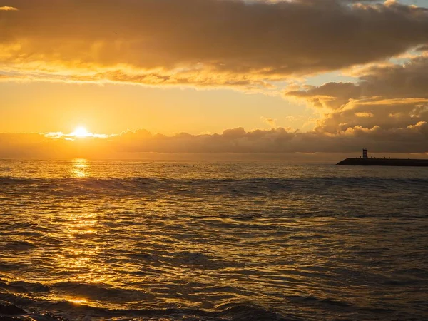 Красивый Закат Берегу Моря Силуэтом Маяка Заднем Плане — стоковое фото