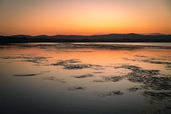 夕日の湖や丘の美しい景色 — ストック写真