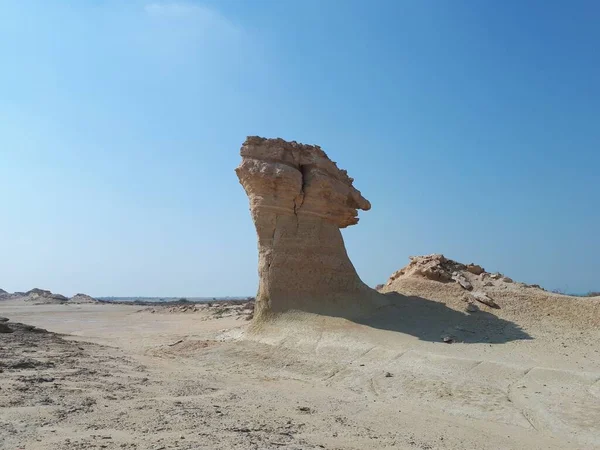 Een Rots Formatie Woestijn Blauwe Lucht Achtergrond — Stockfoto