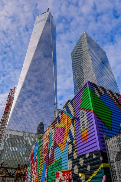 Uma Foto Vertical Arranha Céus World Trade Center Com Grafite — Fotografia de Stock