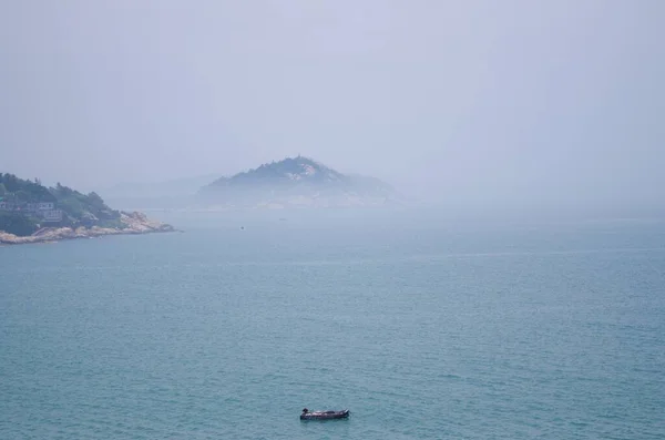 Sisli Bir Deniz Manzarasında Yelken Açan Bir Tekne — Stok fotoğraf