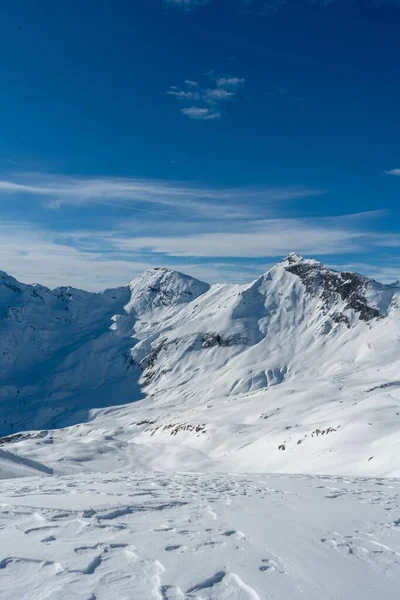 Mavi Güneşli Gökyüzüne Karşı Karla Kaplı Büyük Dağların Dikey Görüntüsü — Stok fotoğraf