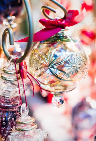 玻璃制圣诞树装饰品的垂直特写 — 图库照片
