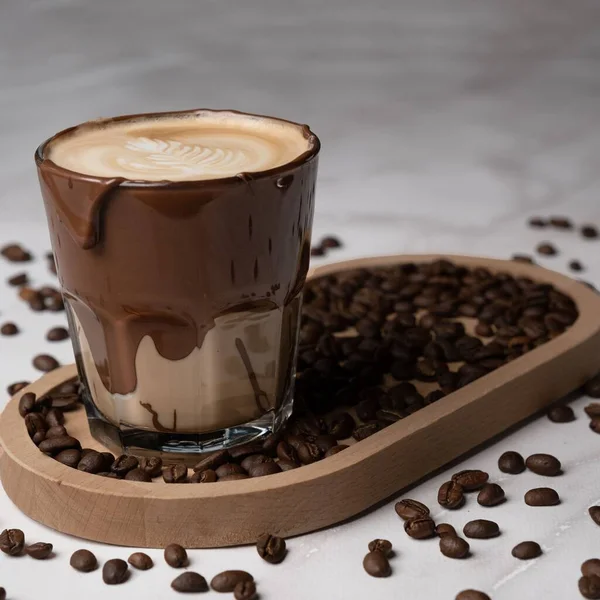 Een Koffiekop Een Houten Bord Omringd Door Koffiebonen — Stockfoto