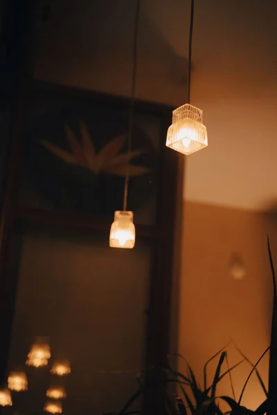 Karanlık Bir Odada Parlayan Iki Modern Işık — Stok fotoğraf