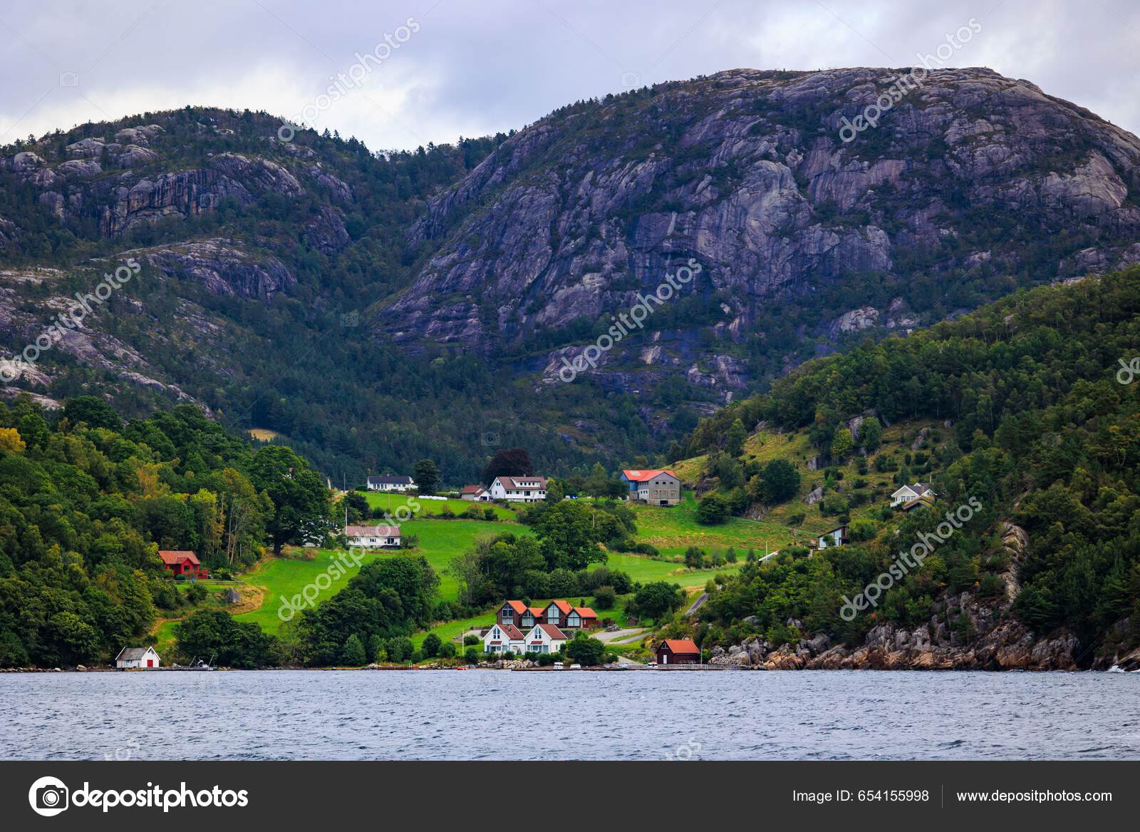 Vakkert Innsjølandskap Med Stille Vann Omgitt Fjell Tåkete Vær – stockfoto  © wirestock_creators #654155998, image size:1600x1167