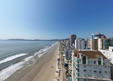 Brezilya 'nın Itapema şehrindeki Meia Praia plajındaki binaların hava manzarası.