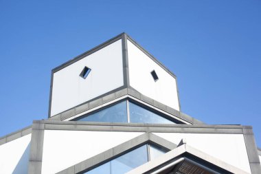 Suzhou Müzesi 'nin mimarisinin mavi gökyüzüne karşı alçak açılı görüntüsü.