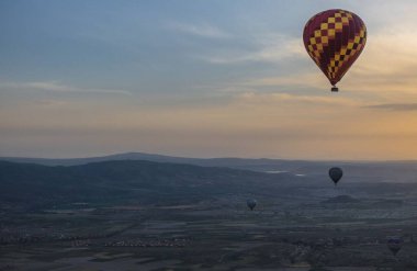 Türkiye 'nin Kapadokya bölgesindeki bir manzaranın üzerindeki sıcak hava balonlarının güzel bir görüntüsü